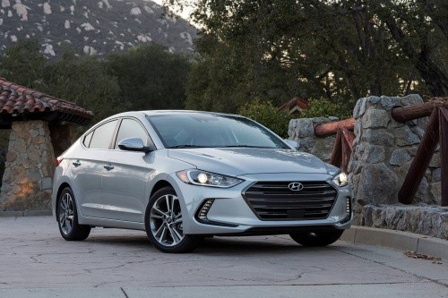 Hyundai Elantra 2018 &quot;chot gia&quot; chi tu 428 trieu dong